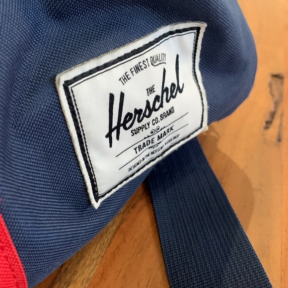 ☀️ Used Herschel Supply Company Blue and Red Duffel Bag - Picture 4 of 14